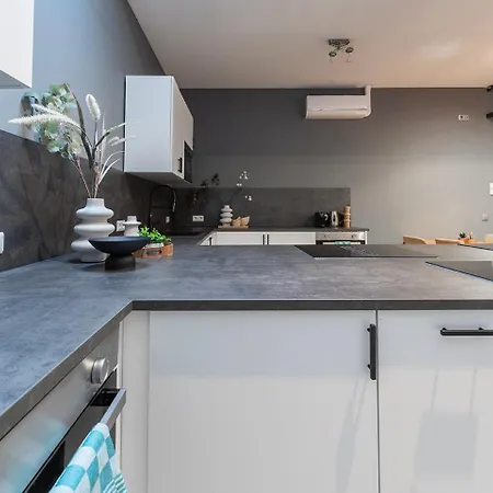 Relaxing Suite, Spa Nearby, Free Parking & Airco 3* Oss