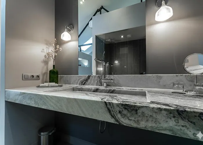 Relaxing Suite, Nearby, Free Parking & Airco